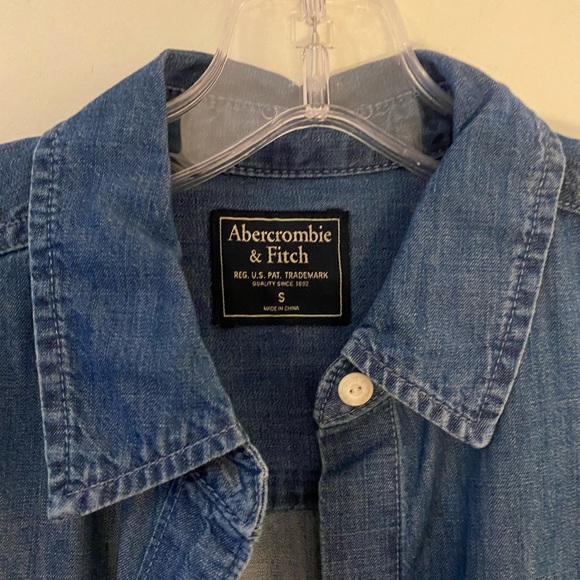Abercrombie & Fitch Denim Button Up - Picture 1 of 3